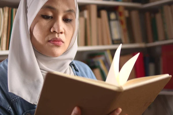 Asiatische Muslimische Frau Trägt Hijab Lesebuch Der Bibliothek Pädagogisches Konzept — Stockfoto