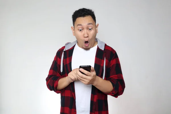 Attraktiver Junger Asiatischer Mann Liest Sms Chats Auf Seinem Handy — Stockfoto