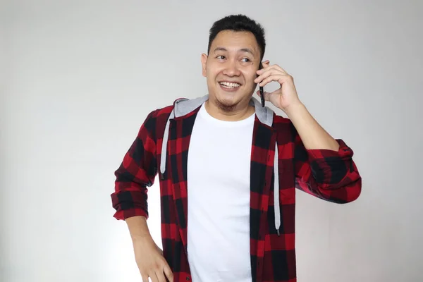 Ελκυστικός Νεαρός Ασιάτης Που Μιλάει Στο Τηλέφωνό Του Χαρούμενος Χαμογελώντας — Φωτογραφία Αρχείου