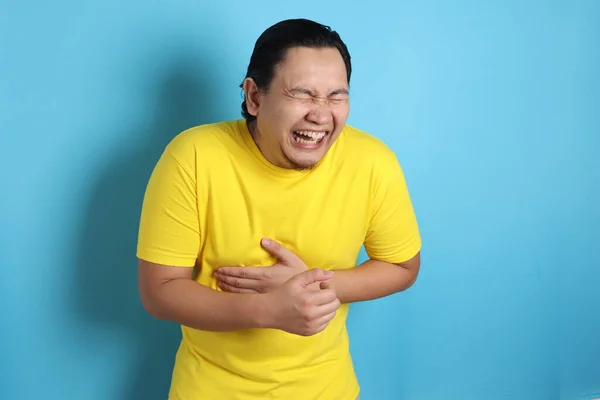 Retrato Engraçado Jovem Asiático Homem Rindo Duro Com Grande Boca — Fotografia de Stock