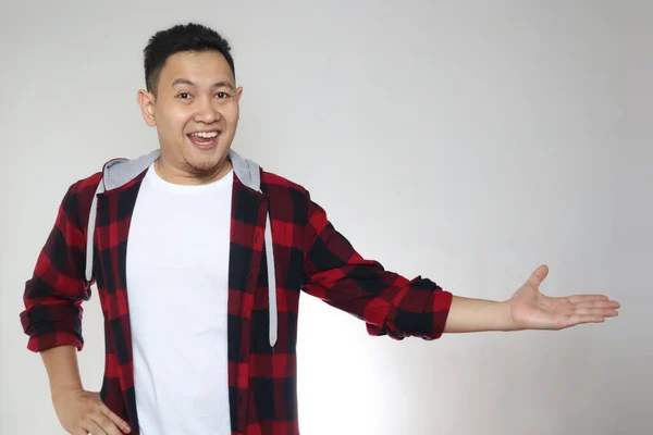 Genç Asyalı Adam Gülümsüyor Kendi Tarafında Bir Şey Gösteriyor Işaret — Stok fotoğraf