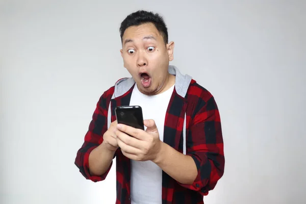 Attractive Young Asian Man Reading Texting Chatting His Phone Shocked — Stock Photo, Image