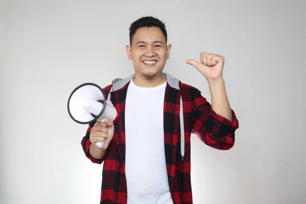 Joven Hombre Asiático Haciendo Anuncio Concepto Publicidad Marketing Expresión Sonriente — Foto de Stock
