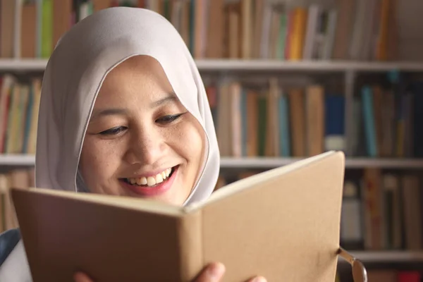 아시아 사투리를 도서관에서 활동을 미소짓는 — 스톡 사진