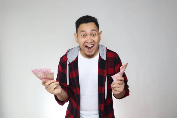 Retrato Del Joven Feliz Indonesio Sosteniendo Dinero Rupia Sonriente Gesto — Foto de Stock