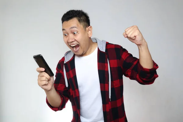 Atractivo Joven Asiático Hombre Tiene Buenas Noticias Teléfono Sonriendo Feliz — Foto de Stock