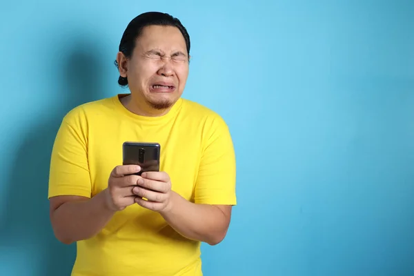 Atractivo Joven Asiático Hombre Leyendo Mensajes Texto Chateando Teléfono Malas — Foto de Stock