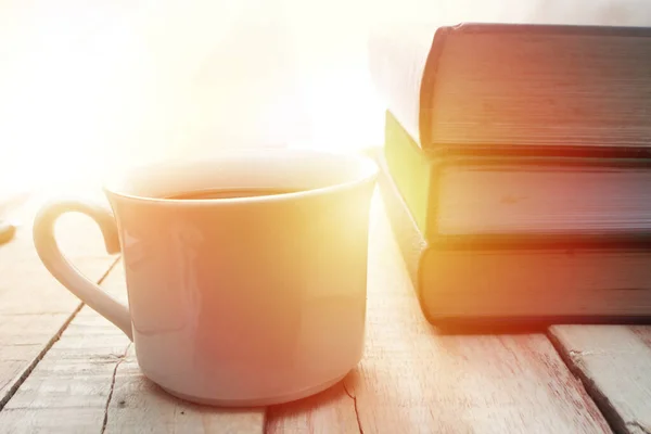 Kahve Dükkanında Güneş Işığı Efektli Bir Yığın Kitapla Birlikte Bir — Stok fotoğraf
