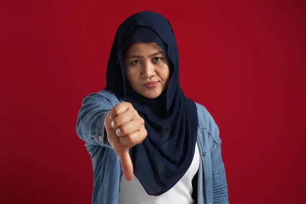 Portrait Muslim Lady Wearing Hijab Shows Mocking Face Thumbs Gesture — Stock Photo, Image