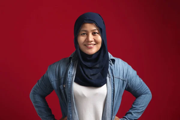 Asijské Muslim Žena Sobě Hidžáb Úsměvem Přátelské Rukama Boku Jistý — Stock fotografie