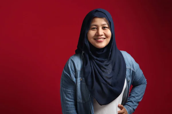 Portret Pięknej Muzułmanki Azjatyckiej Niebieskim Hidżabie Uśmiechniętej Kamery Czerwonym Tle — Zdjęcie stockowe