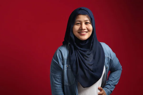 Retrato Una Hermosa Mujer Musulmana Asiática Con Hijab Azul Sonriendo —  Fotos de Stock