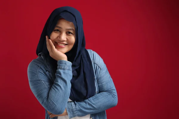 Retrato Bela Mulher Muçulmana Asiática Vestindo Hijab Azul Sorrindo Para — Fotografia de Stock