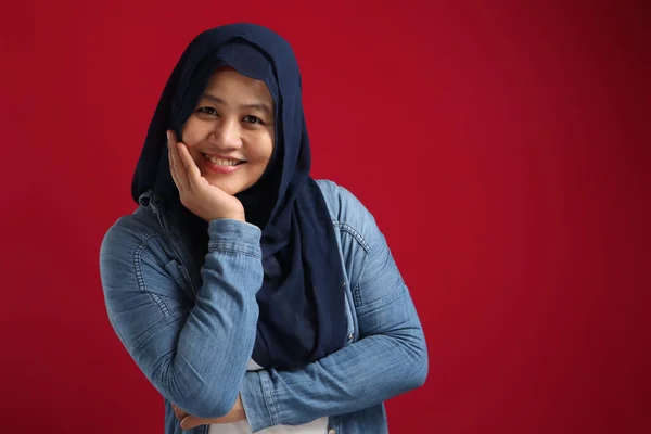 Ritratto Bella Donna Musulmana Asiatica Che Indossa Hijab Blu Sorridente — Foto Stock