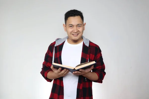 Joven Asiático Leyendo Libro Expresión Sonriente Primer Plano Retrato Sobre — Foto de Stock