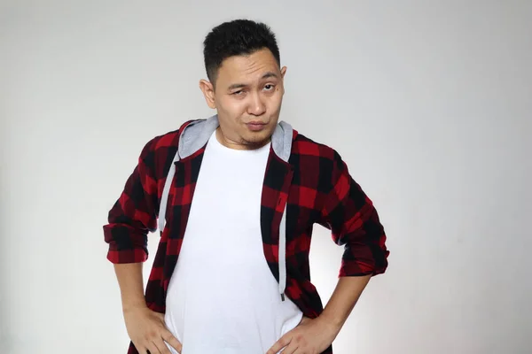 Komik Çekici Asyalı Genç Bir Adam Gülümsüyor Beyaz Arka Planda — Stok fotoğraf