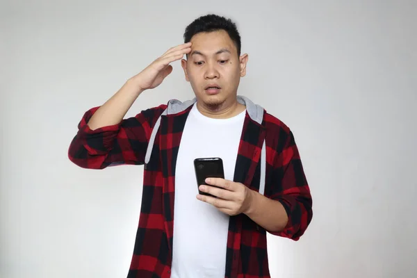 Pemuda Asia Membaca Sms Mengobrol Telepon Terkejut Dengan Ekspresi Terkejut — Stok Foto