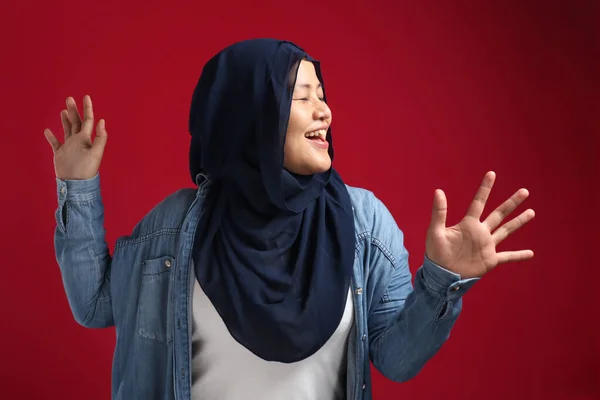 Retrato Una Divertida Joven Musulmana Asiática Vestida Con Hiyab Rojo —  Fotos de Stock