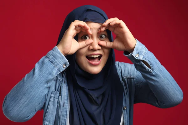 Retrato Mulher Muçulmana Asiática Olhando Para Câmera Sorrindo Enquanto Olha — Fotografia de Stock