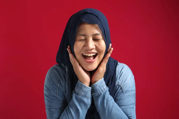 Retrato Bela Mulher Muçulmana Asiática Vestindo Hijab Azul Sorrindo Para — Fotografia de Stock