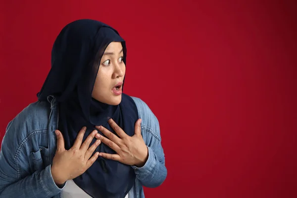 Retrato Hermosa Mujer Musulmana Atractiva Usando Hijab Sorprendida Sonriente Mirando —  Fotos de Stock