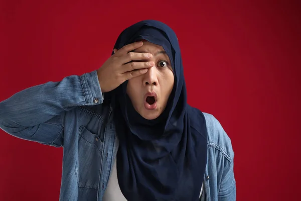 Portrait Asian Muslim Woman Worried Shocked Worried Peeking Her Fingers — Stock Photo, Image