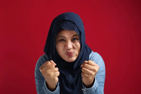 Portré Ázsiai Muszlim Hölgy Visel Hidzsáb Mutatja Dühös Sikoltozó Gesztus — Stock Fotó