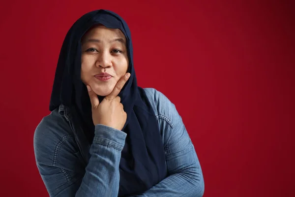 Portret Van Zelfverzekerde Moslim Dame Met Hijab Lachend Wijzend Naar — Stockfoto