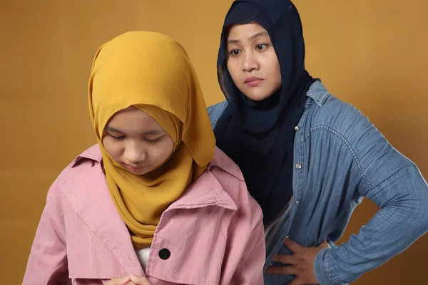 Musulmana Madre Tener Mal Tiempo Con Hija Mamá Reprende Adolescente — Foto de Stock
