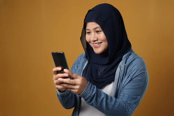Ritratto Felice Successo Musulmana Donna Asiatica Sorridente Durante Lettura Testo — Foto Stock