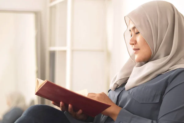 Belle Asiatique Musulmane Femme Lecture Livre Tandis Que Assis Sur — Photo