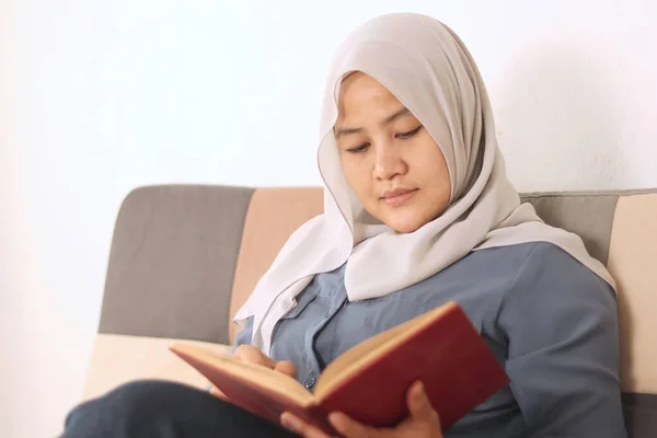 Beautiful Asian Muslim Woman Reading Book While Sitting Sofa Girl — Stock Photo, Image