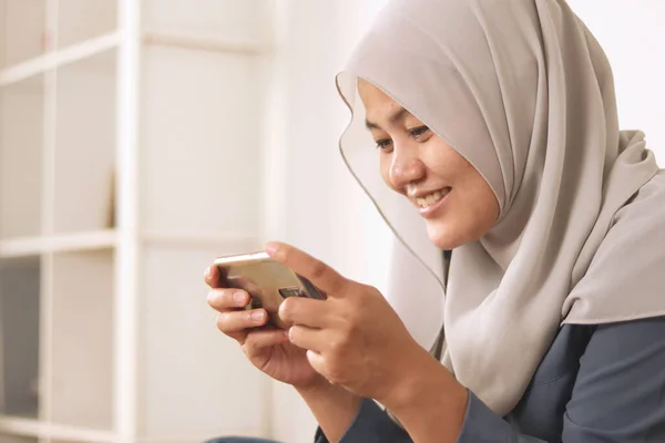 Beautiful Asian Muslim Woman Using Phone While Relaxing Sofa Playing — Stock Photo, Image