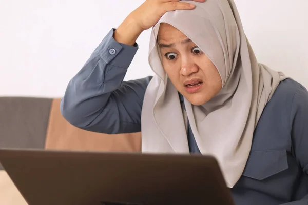 Σοκαρισμένη Τόνισε Νεαρή Γυναίκα Κοιτάζοντας Οθόνη Laptop Αισθάνεται Άσχημα Μετά — Φωτογραφία Αρχείου