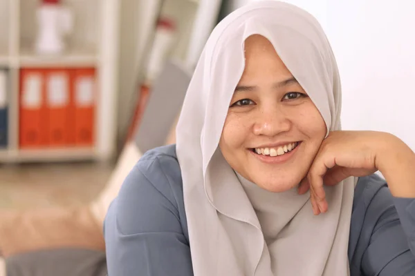 Wanita Muslim Asia Yang Bahagia Tersenyum Gembira Sambil Melihat Kamera — Stok Foto