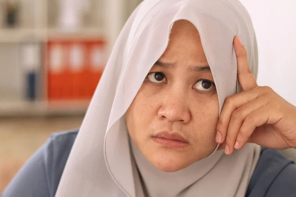 Asian Muslim Woman Wearing Hijab Thinking Something Looking Solution Problem — Stock Photo, Image