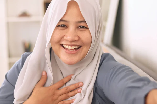 Joyeux Joyeux Belle Asiatique Musulmane Dame Portant Hijab Agitant Caméra — Photo