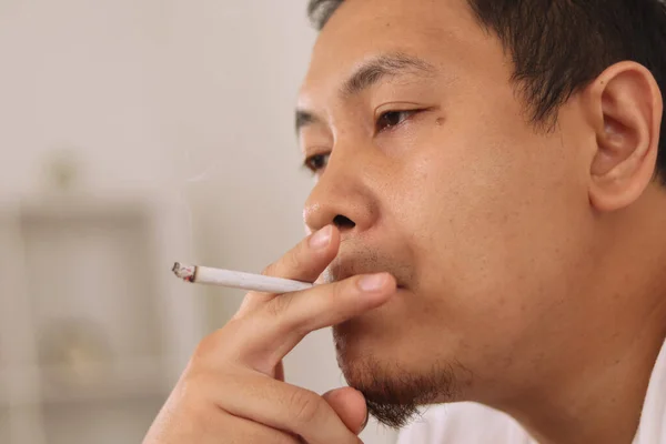 焦虑焦虑的亚洲男人吸烟 抑郁或恐慌发作尼古丁成瘾的概念 — 图库照片