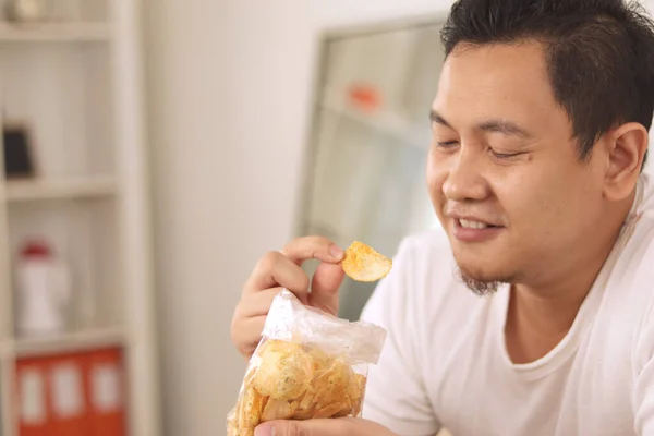 Azji Człowiek Cieszy Się Jedzenie Casava Lub Chipsy Ziemniaczane Siedząc — Zdjęcie stockowe