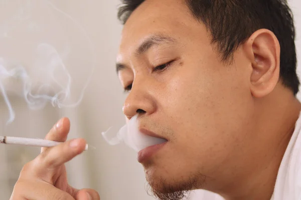 Primer Plano Hombre Fumando Cigarrillo Inhalando Exhalando Humo Nariz Boca — Foto de Stock