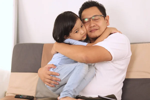 Asijský Otec Usmívá Při Hraní Svou Holčičkou Táta Dcera Milují — Stock fotografie
