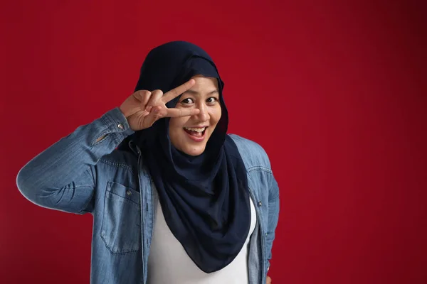 Feliz Bela Mulher Muçulmana Asiática Posando Frente Câmera Sorrindo Mostrando — Fotografia de Stock