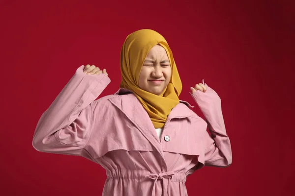 Jong Mooi Aziatisch Moslim Tiener Meisje Stretching Terug Moe Ontspannen — Stockfoto