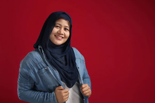 Porträtt Vackra Asiatiska Muslimska Kvinna Bär Blå Hijab Ler Mot — Stockfoto