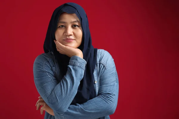 Mavi Tesettürlü Güzel Asyalı Müslüman Kadın Portresi Kırmızı Arka Planda — Stok fotoğraf