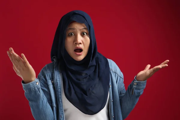 Confundido Hermosa Mujer Musulmana Asiática Usando Hijab Extiende Las Manos —  Fotos de Stock