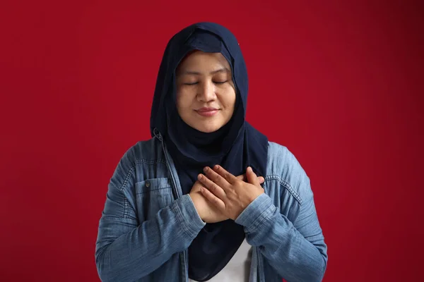 Wanita Muslim Asia Yang Tenang Dengan Mata Tertutup Tangan Hati — Stok Foto