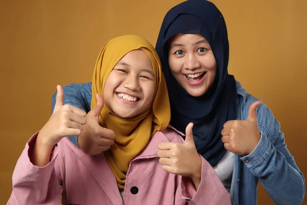 Happy Cheerful Asian Mother Daughter Wearing Hijab Smiling Camera Thumbs — Stock Photo, Image