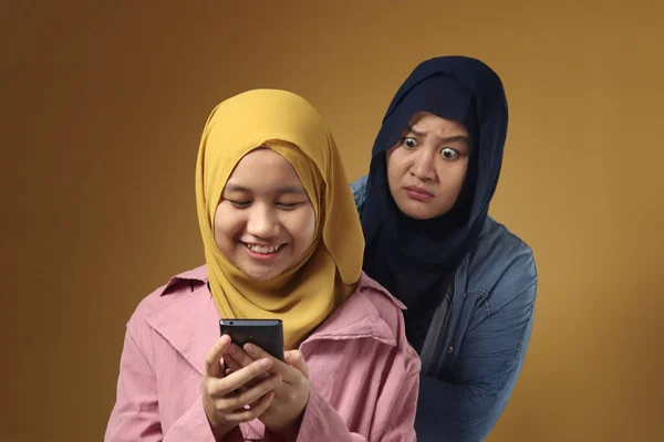 Азиатская Мусульманская Мать Шокирована Обеспокоена Увидев Дочери Телефон Плохое Содержание — стоковое фото