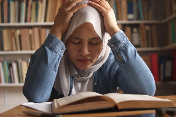 Estudiante Musulmana Asiática Estudiando Mucho Biblioteca Leyendo Libros Campus Preparándose —  Fotos de Stock